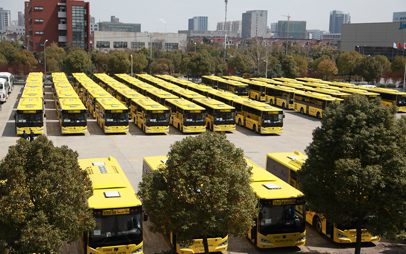 2015年，120臺(tái)SLK6109校車(chē)在申龍工廠(chǎng)整裝待發(fā)沙特市場(chǎng)。