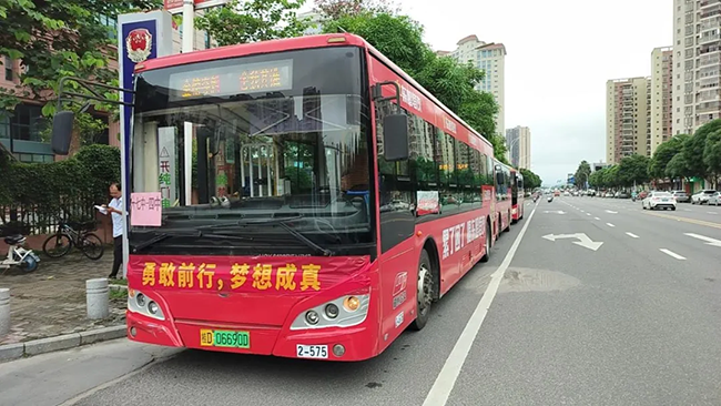 596輛申龍純電動公交車護航學(xué)子追夢之路